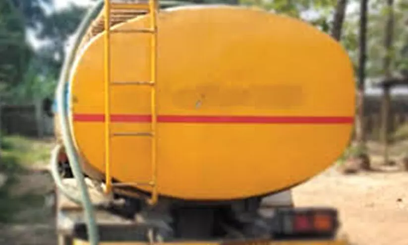 കരിമ്പം തോട്ടിൽ വീണ്ടും കക്കൂസ് മാലിന്യം തള്ളി കരിമ്പം തോട്ടിൽ വീണ്ടും കക്കൂസ് മാലിന്യം തള്ളി