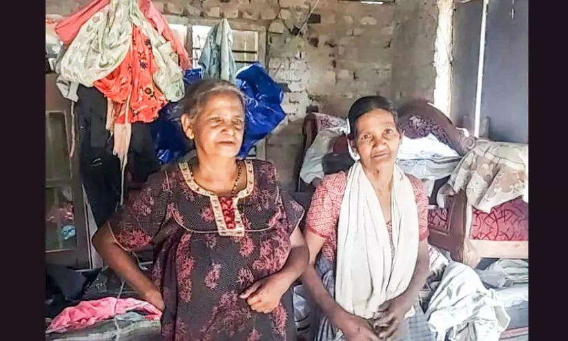 നിലംപൊത്താറായ വീട്ടിൽ പ്രാണഭയത്തോടെ വൃദ്ധ സഹോദരിമാർ