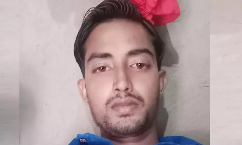 തെങ്ങിൽ കെട്ടിയ കമ്പി വൈദ്യുതി ലൈനിൽ തട്ടി യുവാവ് ഷോക്കേറ്റ് മരിച്ചു തെങ്ങിൽ കെട്ടിയ കമ്പി വൈദ്യുതി ലൈനിൽ തട്ടി യുവാവ് ഷോക്കേറ്റ് മരിച്ചു