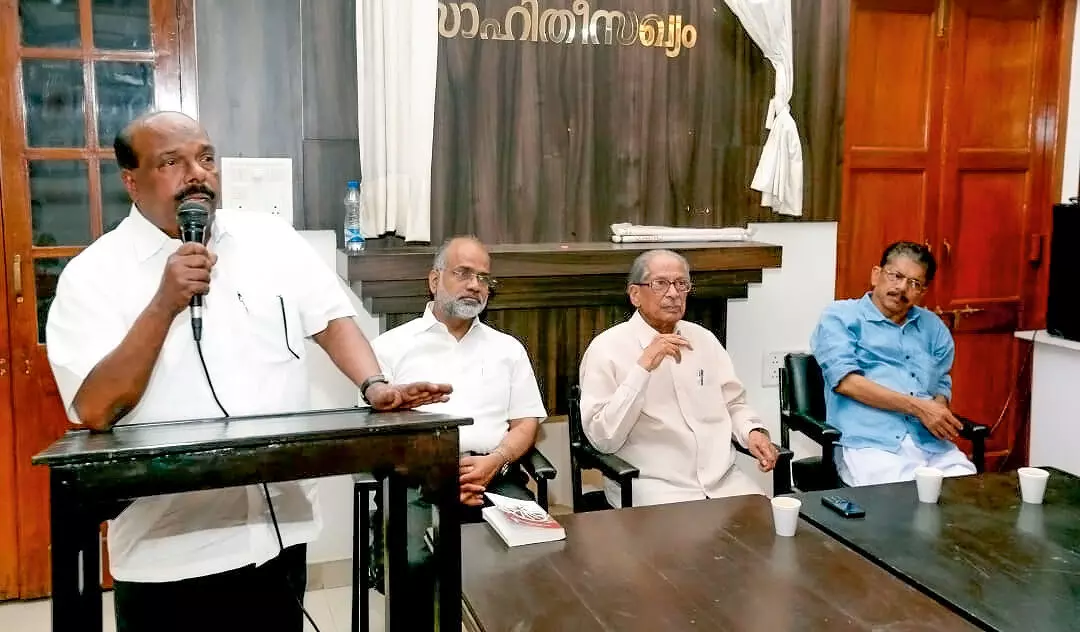 'തക്ഷൻകുന്ന് സ്വരൂപ'ത്തിന് വയലാർ അവാർഡ് കിട്ടിയതിന് ശേഷം യു.കെ. കുമാരന് ഡൽഹിയിൽ കേരള ക്ലബ് നൽകിയ സ്വീകരണം. മാധ്യമപ്രവർത്തകൻ എൻ. അശോകൻ, വി.പി. ജോയ്, നാടകകൃത്ത് ഓംചേരി എന്നിവർ വേദിയിൽ