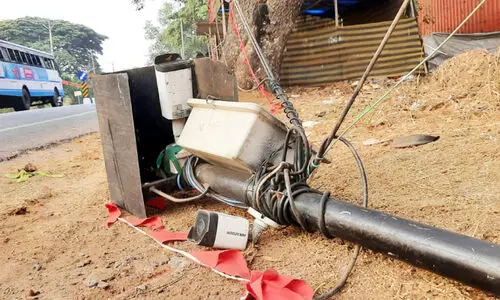 ദേശീയപാതയിലെ നിരീക്ഷണ കാമറകൾ വാഹനമിടിച്ച് തകർത്തു