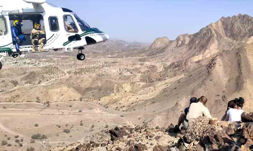 ഹത്ത മലമുകളിൽ കുടുങ്ങിയ പിതാവിനെയും മകളെയും ദുബൈ പൊലീസ് രക്ഷപ്പെടുത്തി