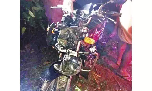 ബൈക്ക് യാത്രികന് നേരെ കാട്ടാന ആക്രമണം