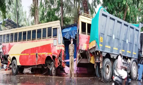 കെ.എസ്.ആർ.ടി.സി ബസുകളിൽ ടോറസ് ഇടിച്ചുകയറി