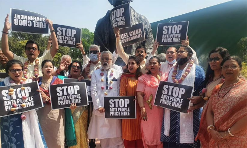 വിലക്കയറ്റത്തിനെതിരെ തൃണമൂൽ എം.പിമാർ പാർലമെന്‍റ് വളപ്പിൽ പ്രതിഷേധിച്ചു