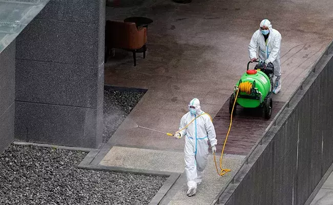 ഒ​രു​മി​ച്ച് ഉറങ്ങരുത്, ഭ​ക്ഷ​ണം ക​ഴി​ക്ക​രു​ത്, കെ​ട്ടി​പ്പി​ടി​ക്കരുത്; കോവി​ഡ് നി​യ​ന്ത്ര​ണം ക​ടു​ത്തു, ഷാ​ങ്ഹാ​യി​യി​ൽ ജ​ന​ജീ​വി​തം ദു​സ്സ​ഹം