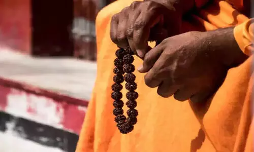 ആത്മീയതയുടെ മറവിൽ 29കാരിയെ ബലാത്സംഗം ചെയ്തു; സന്യാസിക്കും ശിഷ്യനുമെതിരെ കേസ്