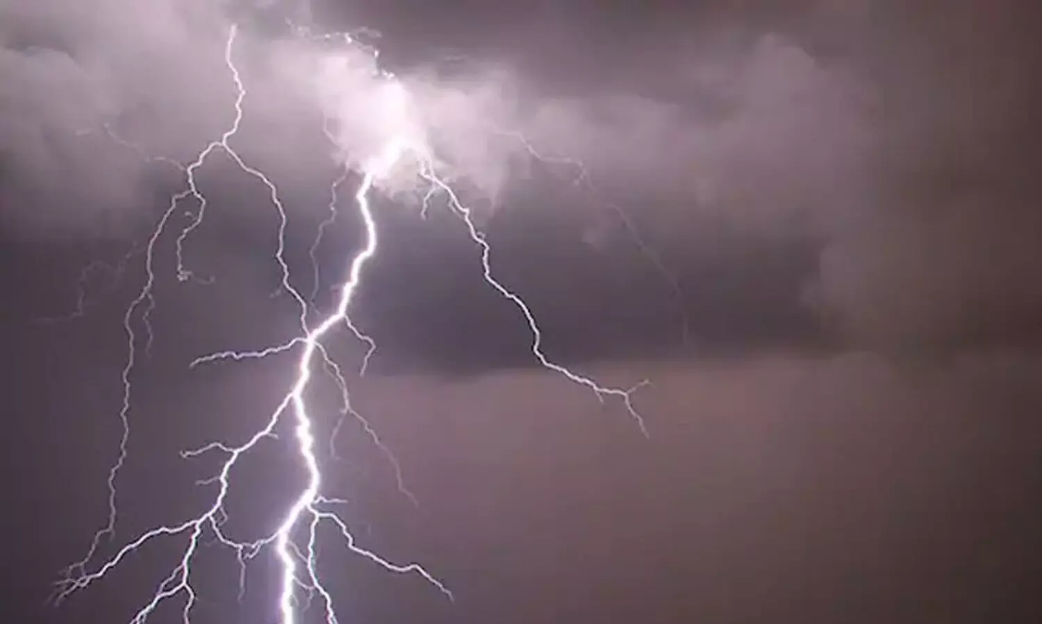 കണ്ണൂരിൽ 50കാരൻ മിന്നലേറ്റ്  മരിച്ചു