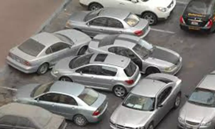 പള്ളികൾക്കു സമീപം അനധികൃത പാർക്കിങ്