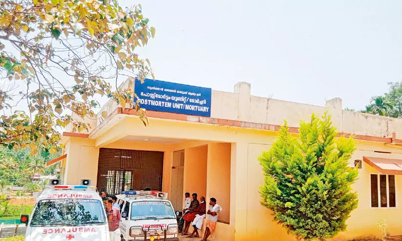 വൈദ്യുതി പുനഃസ്ഥാപിക്കാനായില്ല: താലൂക്ക് ആശുപത്രി പ്രവർത്തനം താളംതെറ്റി വൈദ്യുതി പുനഃസ്ഥാപിക്കാനായില്ല: താലൂക്ക് ആശുപത്രി പ്രവർത്തനം താളംതെറ്റി