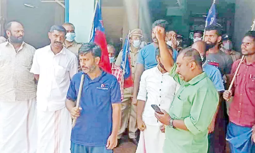 സിന്ധുവിന്‍റെ മരണം: ആർ.ടി ഓഫിസിൽ   പ്രതിഷേധ വേലിയേറ്റം