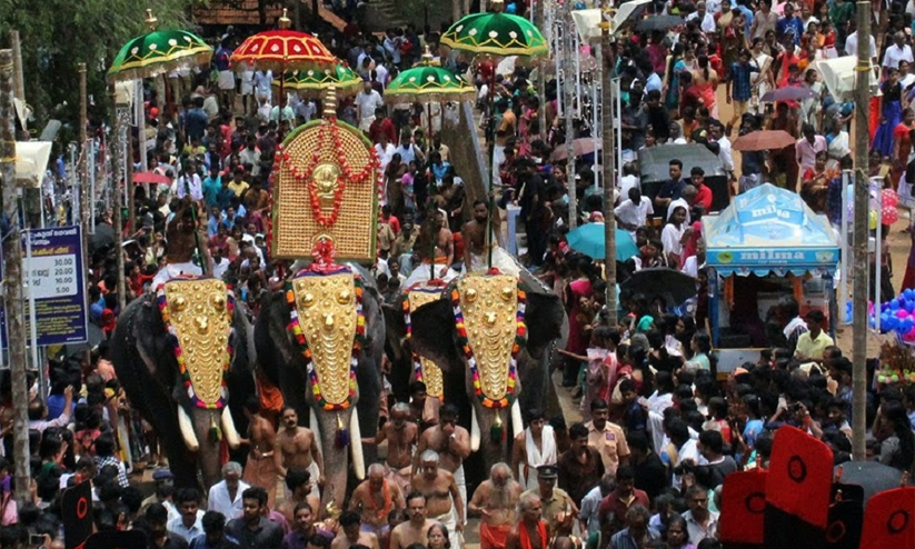 പുറപ്പാടെഴുന്നള്ളത്തോടെ തിരുമാന്ധാംകുന്നിൽ പൂരാഘോഷത്തിന് തുടക്കം പുറപ്പാടെഴുന്നള്ളത്തോടെ തിരുമാന്ധാംകുന്നിൽ പൂരാഘോഷത്തിന് തുടക്കം