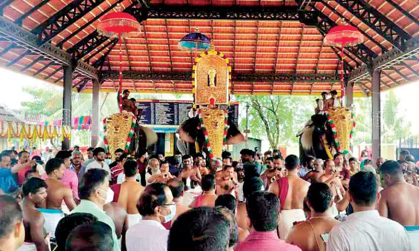 വർണപ്പൊലിമയോടെ മുണ്ടൂർ കുമ്മാട്ടി വർണപ്പൊലിമയോടെ മുണ്ടൂർ കുമ്മാട്ടി