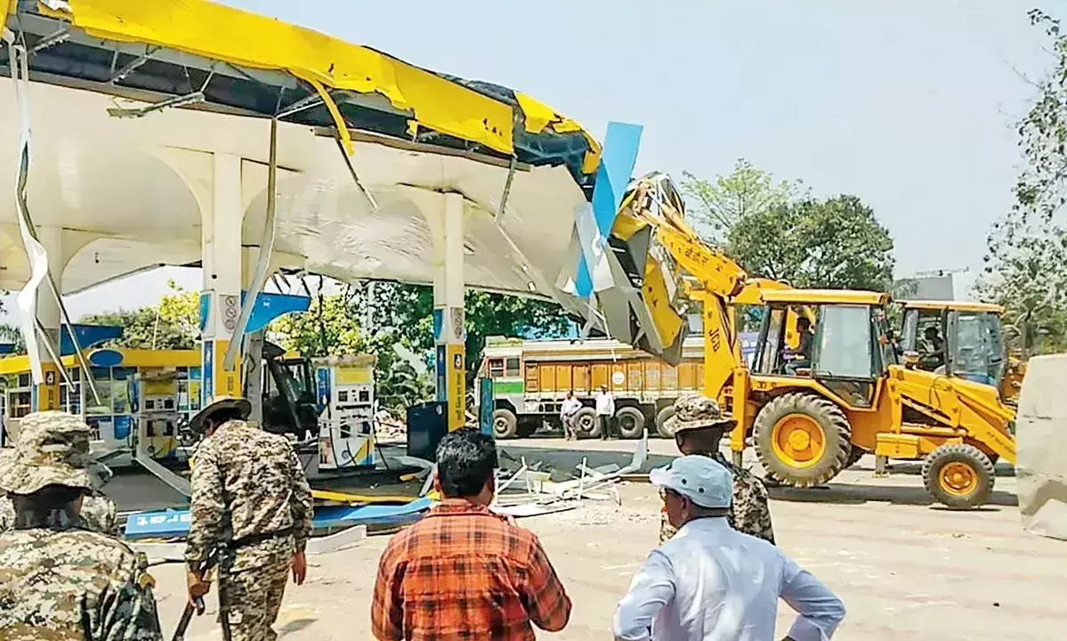 യോഗിയെ വിമർശിച്ച എം.എൽ.എയുടെ പെട്രോൾ പമ്പ് ബുൾഡോസറുകൾ ഇടിച്ചു നിരത്തി; രേഖകളില്ലെന്ന് വിശദീകരണം യോഗിയെ വിമർശിച്ച എം.എൽ.എയുടെ പെട്രോൾ പമ്പ് ബുൾഡോസറുകൾ ഇടിച്ചു നിരത്തി; രേഖകളില്ലെന്ന് വിശദീകരണം