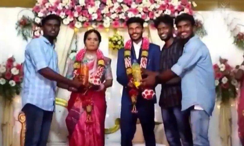 ആരും കൊതിക്കുന്ന വിവാഹസമ്മാനമാണിത്; വിവാഹ ചടങ്ങ് പ്രതിഷേധ വേദിയാക്കി ദമ്പതികളും സുഹൃത്തുക്കളും ആരും കൊതിക്കുന്ന വിവാഹസമ്മാനമാണിത്; വിവാഹ ചടങ്ങ് പ്രതിഷേധ വേദിയാക്കി ദമ്പതികളും സുഹൃത്തുക്കളും