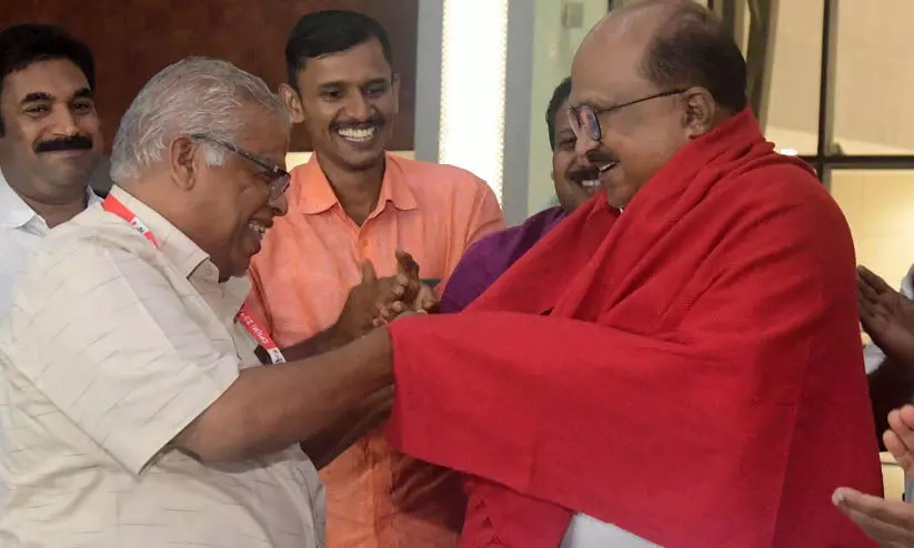 കെ.വി. തോമസ് കണ്ണൂരിലെത്തി; ചുവപ്പ് ഷാൾ അണിയിച്ച് സ്വീകരണം; കാത്തിരിക്കൂ എന്ന് മറുപടി കെ.വി. തോമസ് കണ്ണൂരിലെത്തി; ചുവപ്പ് ഷാൾ അണിയിച്ച് സ്വീകരണം; കാത്തിരിക്കൂ എന്ന് മറുപടി