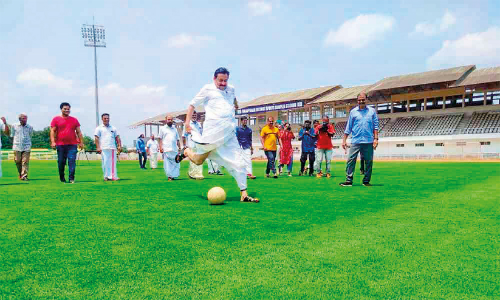 കളിക്കോട്ടയുടെ പടിയും കടന്ന് പയ്യെ നാടുണരുന്നു