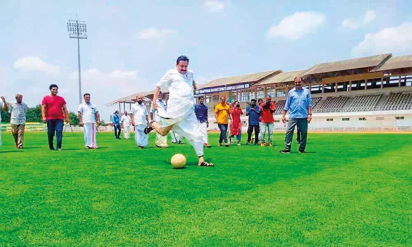 കളിക്കോട്ടയുടെ പടിയും കടന്ന് പയ്യെ നാടുണരുന്നു