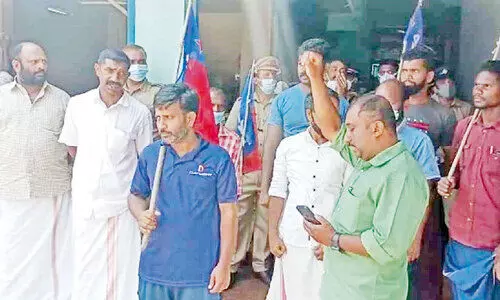 സിന്ധുവിന്റെ മരണം: ആർ.ടി ഓഫിസിൽ പ്രതിഷേധ വേലിയേറ്റം സിന്ധുവിന്റെ മരണം: ആർ.ടി ഓഫിസിൽ പ്രതിഷേധ വേലിയേറ്റം