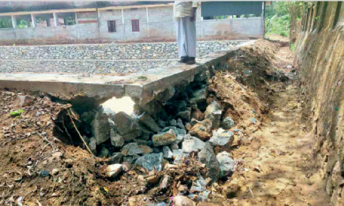 പെ​രു​മ്പ​ട​പ്പ് വ​ലി​യ​കു​ളം മ​ഴ​യി​ൽ ഇ​ടി​ഞ്ഞു