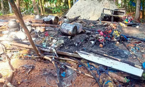 സിലിണ്ടര്‍ പൊട്ടിത്തെറിച്ച് കെട്ടിടം തകര്‍ന്നു;  നാലംഗ കുടുംബം ഇറങ്ങിയോടി