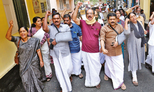 തൃശൂർ കോർപറേഷനിലെ   കുത്തിയിരിപ്പ് സമരം അവസാനിപ്പിച്ചു