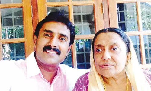 ആ നിലാവിന് ഇ​​ളംത​​ണു​​പ്പാണ്