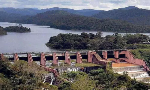 മുല്ലപ്പെരിയാർ അണക്കെട്ടിലെ ജീവനക്കാർക്ക് ഉപഗ്രഹ മൊബൈൽ ഫോണുകൾ കൈമാറി സ്റ്റാലിൻ