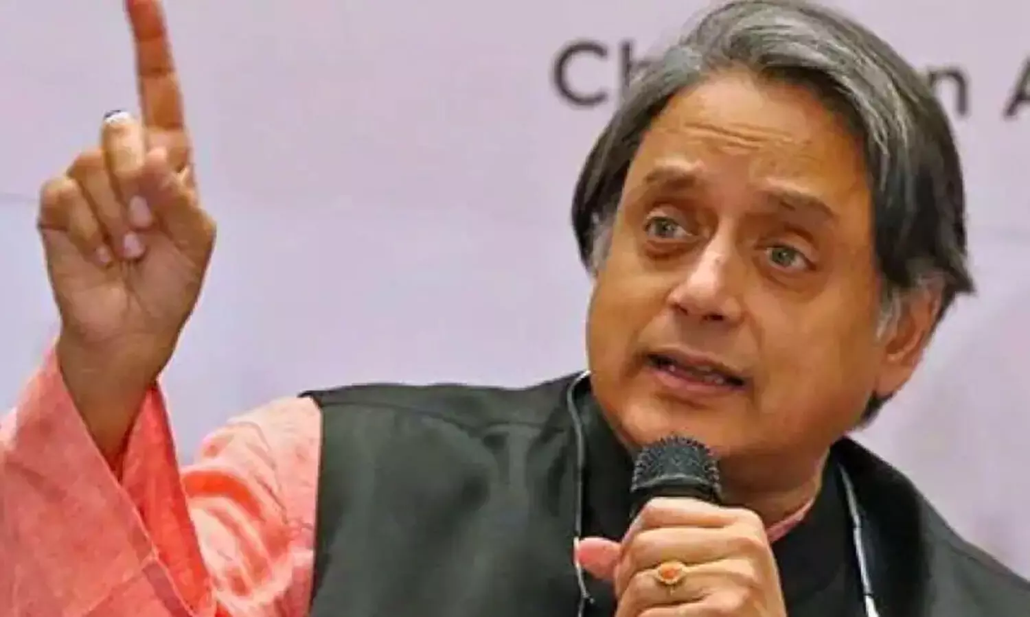 പ്രധാനമന്ത്രി മൗനം പാലിക്കരുത് -ശശി തരൂർ