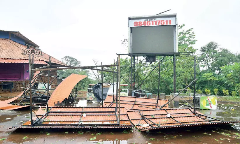 കാറ്റും മഴയും; കോട്ടക്കുന്നിൽ വ്യാപക നാശം