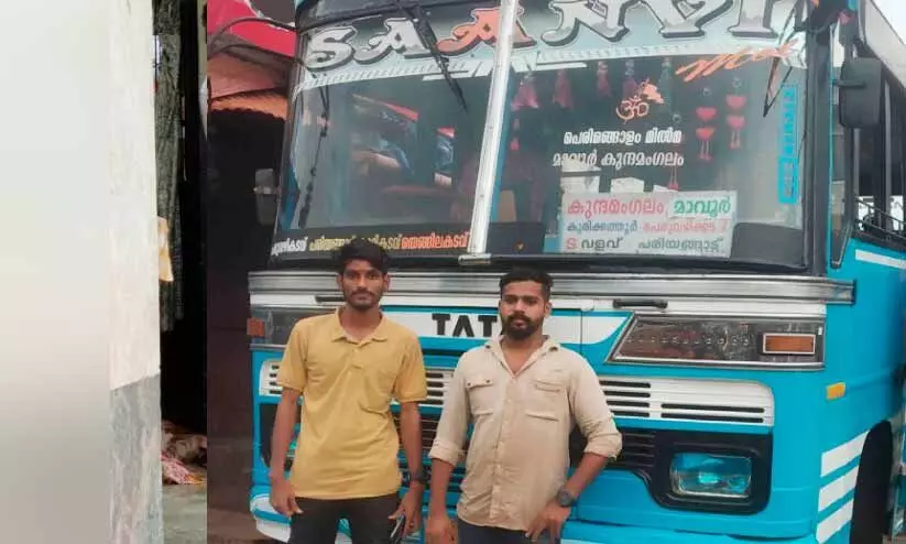 യാത്രക്കാരന് ദേഹാസ്വാസ്ഥ്യം; തുണയായി ബസ് ജീവനക്കാർ യാത്രക്കാരന് ദേഹാസ്വാസ്ഥ്യം; തുണയായി ബസ് ജീവനക്കാർ