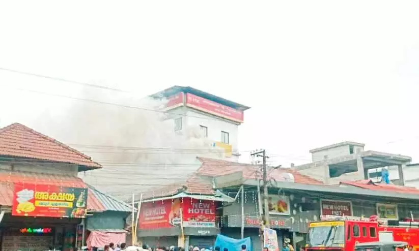 കൽപറ്റയിൽ ഹോട്ടലിൽ തീപിടിത്തം കൽപറ്റയിൽ ഹോട്ടലിൽ തീപിടിത്തം