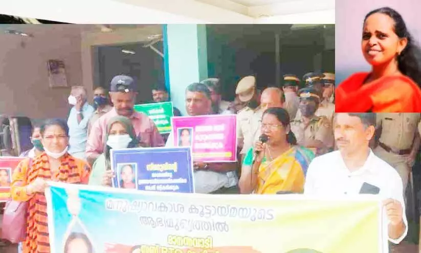 സിന്ധുവിന്‍റെ ആത്മഹത്യ: നിലയ്ക്കാതെ പ്രതിഷേധം