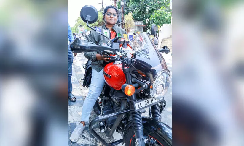 യാത്ര പട്ടാളക്കാര്ക്കും വിധവകള്ക്കുമായി; അംബിക പുറപ്പെടുന്നു, ഇന്ത്യ ചുറ്റിക്കാണാൻ യാത്ര പട്ടാളക്കാര്ക്കും വിധവകള്ക്കുമായി; അംബിക പുറപ്പെടുന്നു, ഇന്ത്യ ചുറ്റിക്കാണാൻ