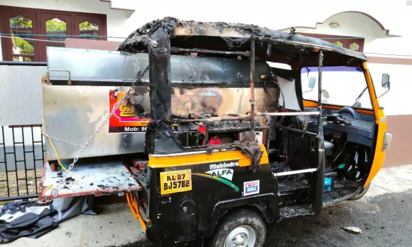 വീടിന് മുന്നിൽ നിർത്തിയിട്ട നാലുവാഹനത്തിന് തീയിട്ടു വീടിന് മുന്നിൽ നിർത്തിയിട്ട നാലുവാഹനത്തിന് തീയിട്ടു