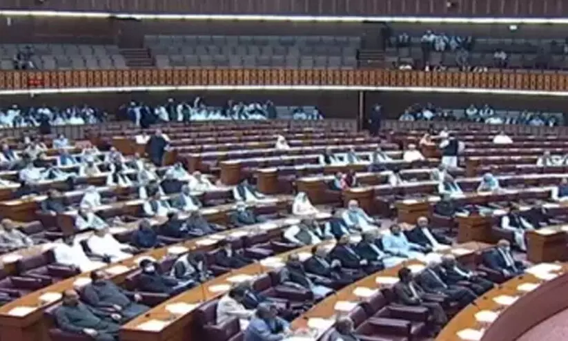 അവിശ്വാസ പ്രമേയം അവതരിപ്പിച്ചു; ഇംറാൻ ഹാജരായില്ല; സഭയിൽ ബഹളം; പിന്നാലെ നടപടികൾ  നിർത്തിവെച്ചു