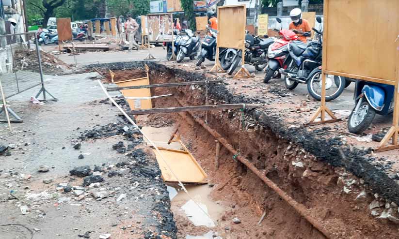 സ്മാർട്ടാക്കാൻ ശ്രമിച്ച് കുളമായി തലസ്ഥാനത്തെ റോഡുകൾ സ്മാർട്ടാക്കാൻ ശ്രമിച്ച് കുളമായി തലസ്ഥാനത്തെ റോഡുകൾ