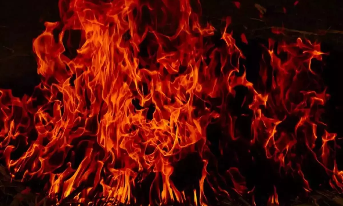 സാമ്പത്തിക പ്രയാസം മൂലം ആറും ഏഴും വയസ്സായ കുഞ്ഞുങ്ങളെ തീ കൊളുത്തി കൊല്ലാനൊരുങ്ങി മാതാവ് സാമ്പത്തിക പ്രയാസം മൂലം ആറും ഏഴും വയസ്സായ കുഞ്ഞുങ്ങളെ തീ കൊളുത്തി കൊല്ലാനൊരുങ്ങി മാതാവ്