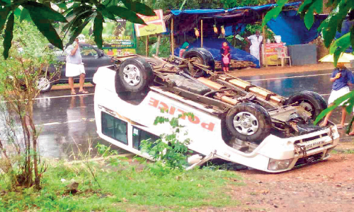 പൊലീസ് ജീപ്പ് മറിഞ്ഞു; ഡിവൈ.എസ്.പിക്ക് പരിക്ക്