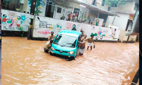 കനത്ത വേനൽമഴ, നാശനഷ്ടം; യാത്രക്കാർ ബുദ്ധിമുട്ടി