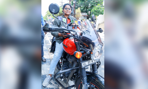 യാത്ര പട്ടാളക്കാര്‍ക്കും വിധവകള്‍ക്കുമായി; അംബിക പുറപ്പെടുന്നു, ഇന്ത്യ ചുറ്റിക്കാണാൻ