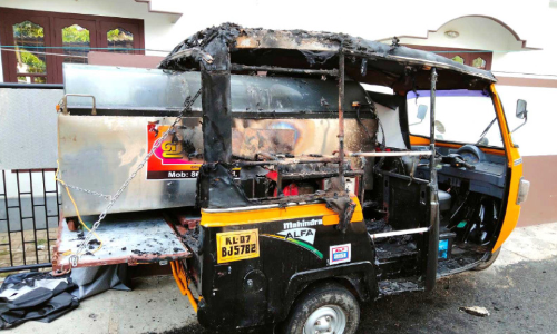 വീടിന് മുന്നിൽ നിർത്തിയിട്ട നാലുവാഹനത്തിന് തീയിട്ടു വീടിന് മുന്നിൽ നിർത്തിയിട്ട നാലുവാഹനത്തിന് തീയിട്ടു