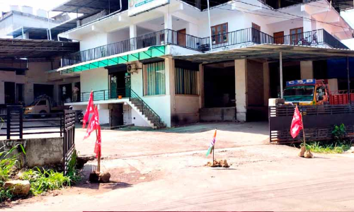 വ്യാപാരസ്ഥാപനത്തിന് മുന്നിൽ യൂനിയനുകളുടെ കൊടികുത്തി സമരം; പ്രവർത്തനം മുടങ്ങി