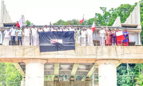 പണി പൂർത്തീകരിക്കാതെ റോഡ് ഉദ്ഘാടനം: പ്രതിഷേധിച്ചു