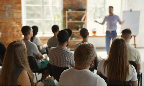 വിദ്യാർഥികൾ ക്ലാസിലെത്താൻ രണ്ട് മിനിറ്റ് വൈകിയതിന് പൊലീസിനെ വിളിച്ചുവരുത്തിയ അധ്യാപകന് സസ്പെൻഷൻ