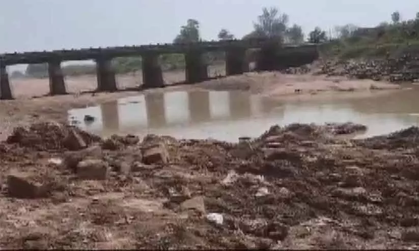 വെറും രണ്ട് ദിവസത്തെ ജോലി; ആരുമറിയാതെ 60 മീറ്റർ നീളമുള്ള പാലം പൊളിച്ചുവിറ്റ് കള്ളന്മാർ വെറും രണ്ട് ദിവസത്തെ ജോലി; ആരുമറിയാതെ 60 മീറ്റർ നീളമുള്ള പാലം പൊളിച്ചുവിറ്റ് കള്ളന്മാർ