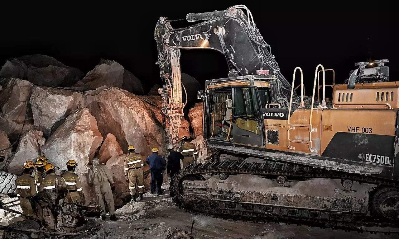 ഇബ്രി ക്വാറി അപകടം: മൃതദേഹം കൊണ്ടുപോകാനുള്ള നടപടി പുരോഗമിക്കുന്നു ഇബ്രി ക്വാറി അപകടം: മൃതദേഹം കൊണ്ടുപോകാനുള്ള നടപടി പുരോഗമിക്കുന്നു