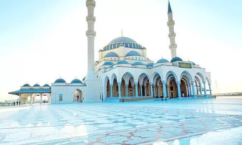 ഷാർജയുടെ മൊഞ്ചിരട്ടിപ്പിച്ച് ഷാർജ മസ്ജിദ് ഷാർജയുടെ മൊഞ്ചിരട്ടിപ്പിച്ച് ഷാർജ മസ്ജിദ്