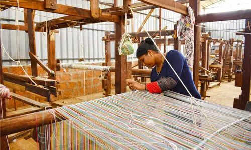 ജീവിതം നെയ്യുന്ന ഊടും പാവും