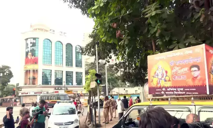 ശിവസേന ഭവന് മുന്നിൽ മൈക്കിൽ ഹനുമാൻ ചാലിസ ചൊല്ലി എം.എൻ.എസ്; നേതാവ് അറസ്റ്റിൽ